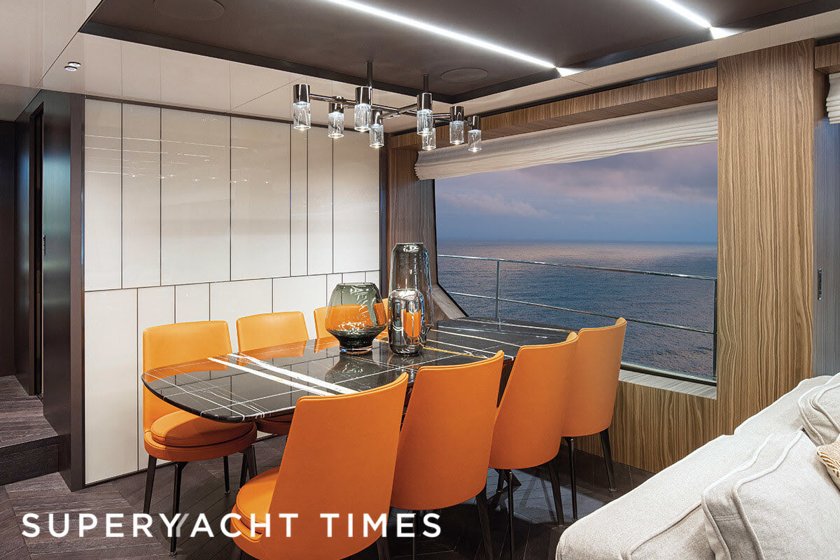 Cranchi Settantotto 78/01 yacht dining table