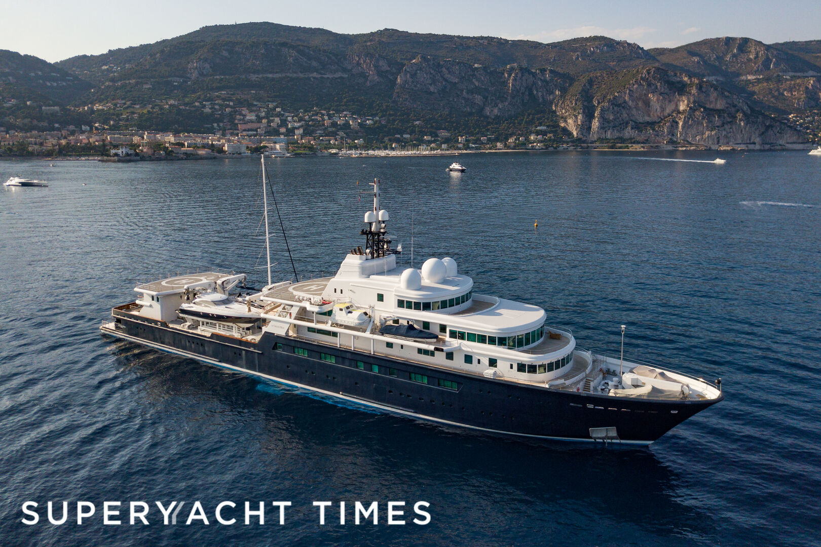 Le Grand Bleu yacht anchored