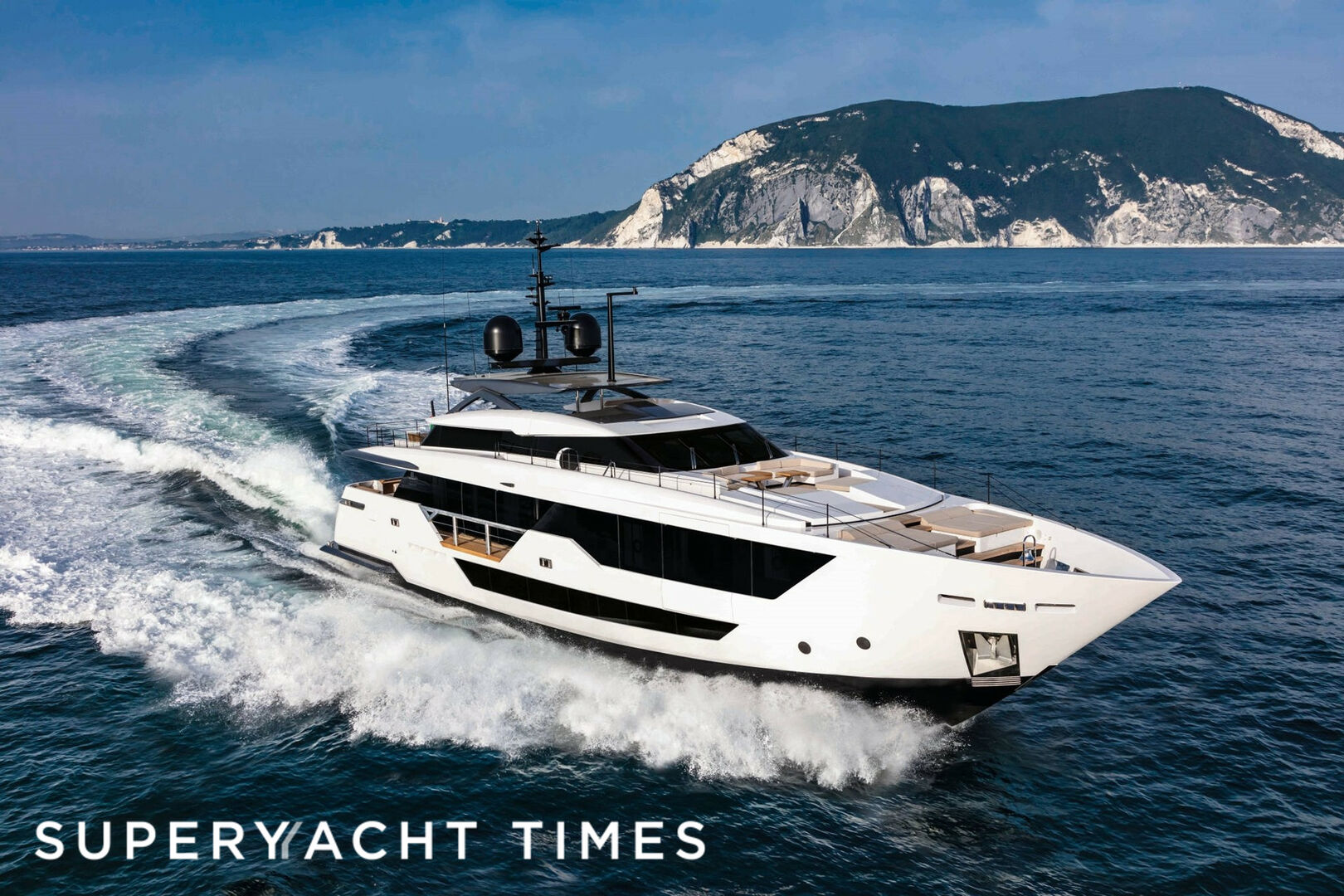 Jag'B yacht cruising