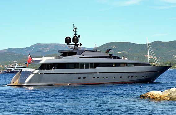 39m Sanlorenzo yacht Lena anchored in St.Tropez