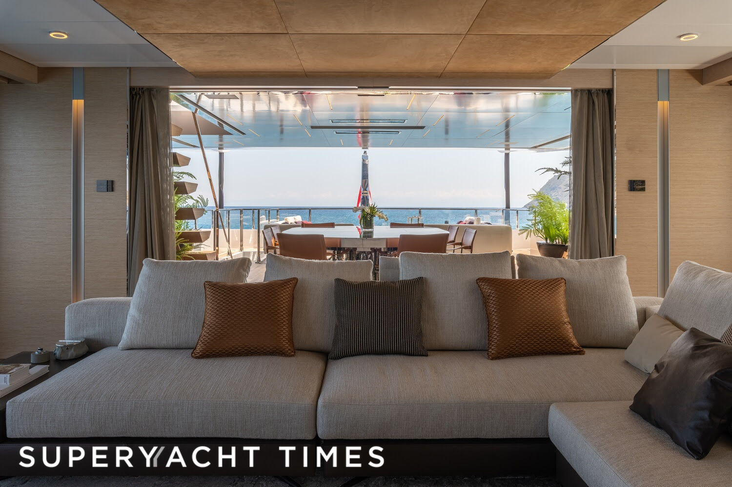 Lel yacht saloon 