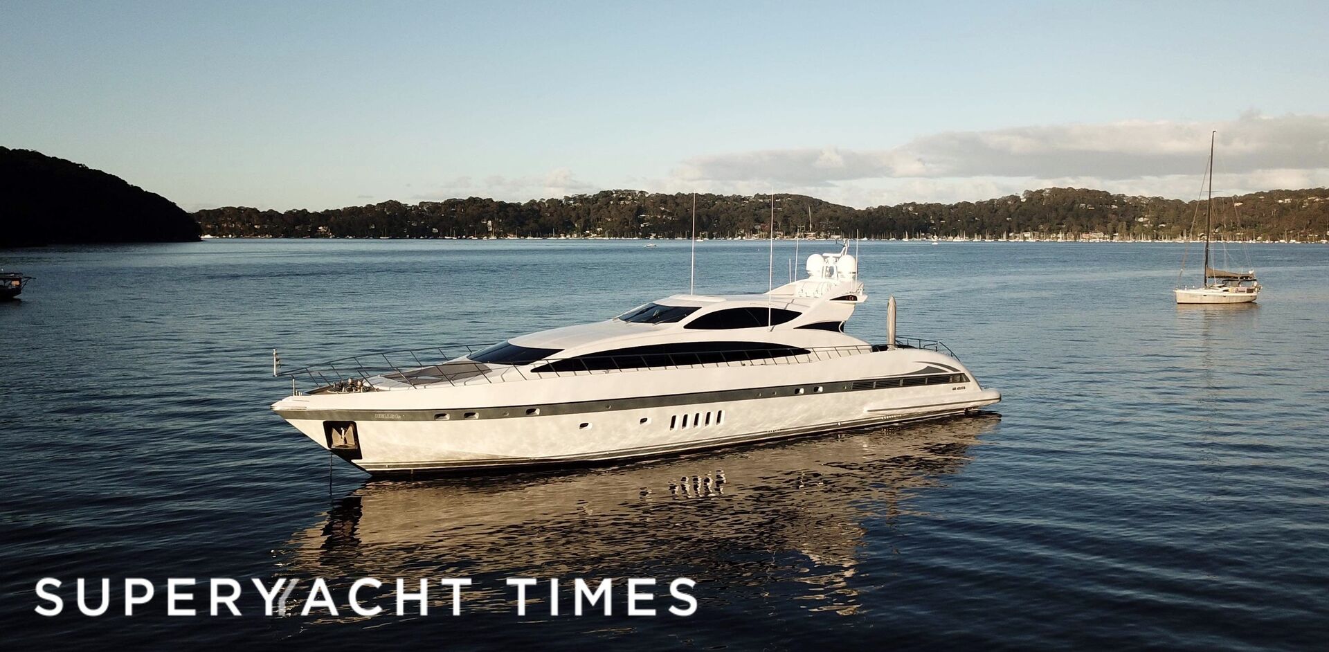 31m Mangusta 105 yacht Hells Bells sold