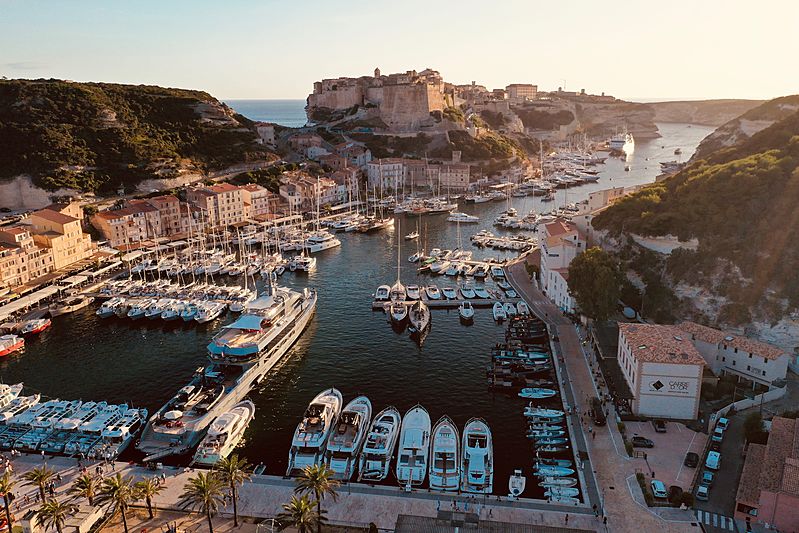 https://photos.superyachtapi.com/download/172880/large