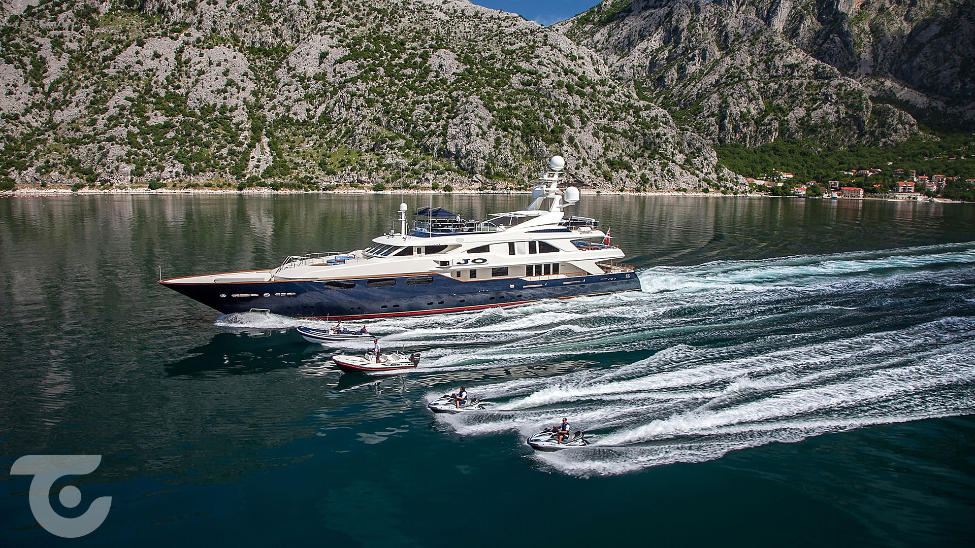 Jo yacht running 