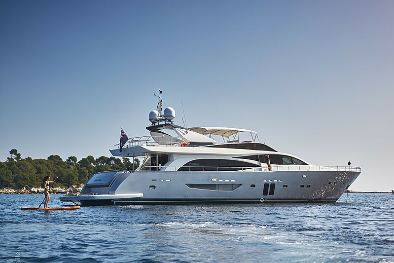 30m Couach yacht Hummingbird on the market