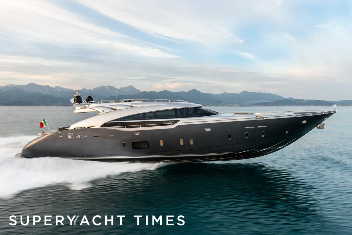 Spectre AB Yacht 100 under full speed