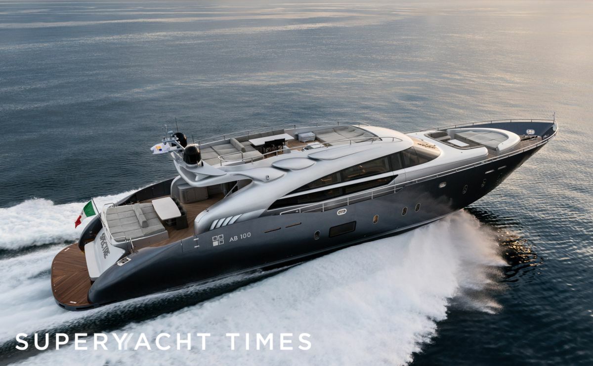 Spectre AB Yacht 100 under full speed