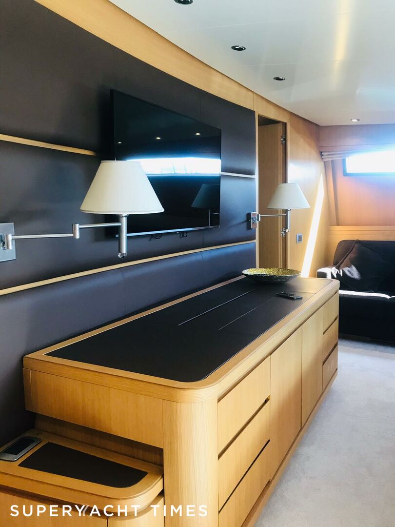Fifth Avenue yacht saloon
