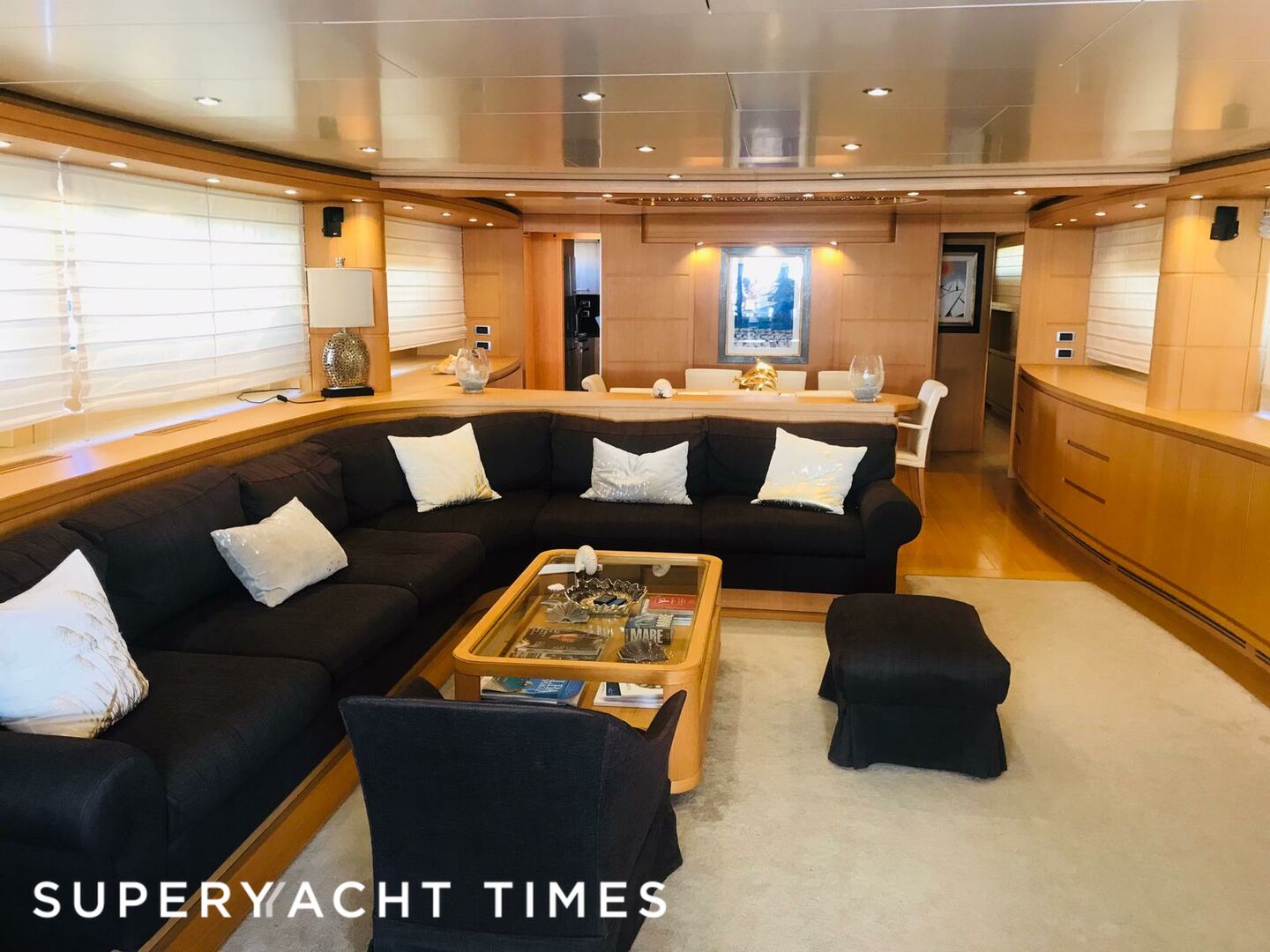 Fifth Avenue yacht saloon