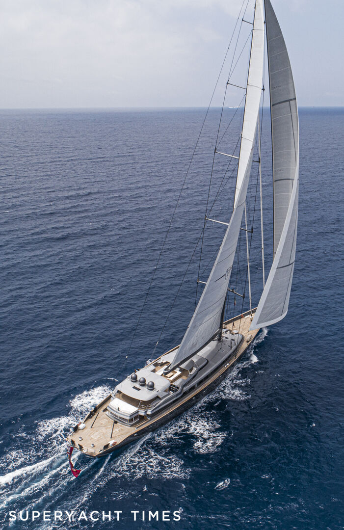 M5 yacht sailing