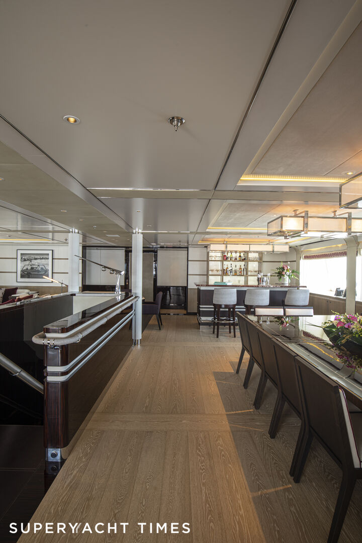 M5 yacht saloon