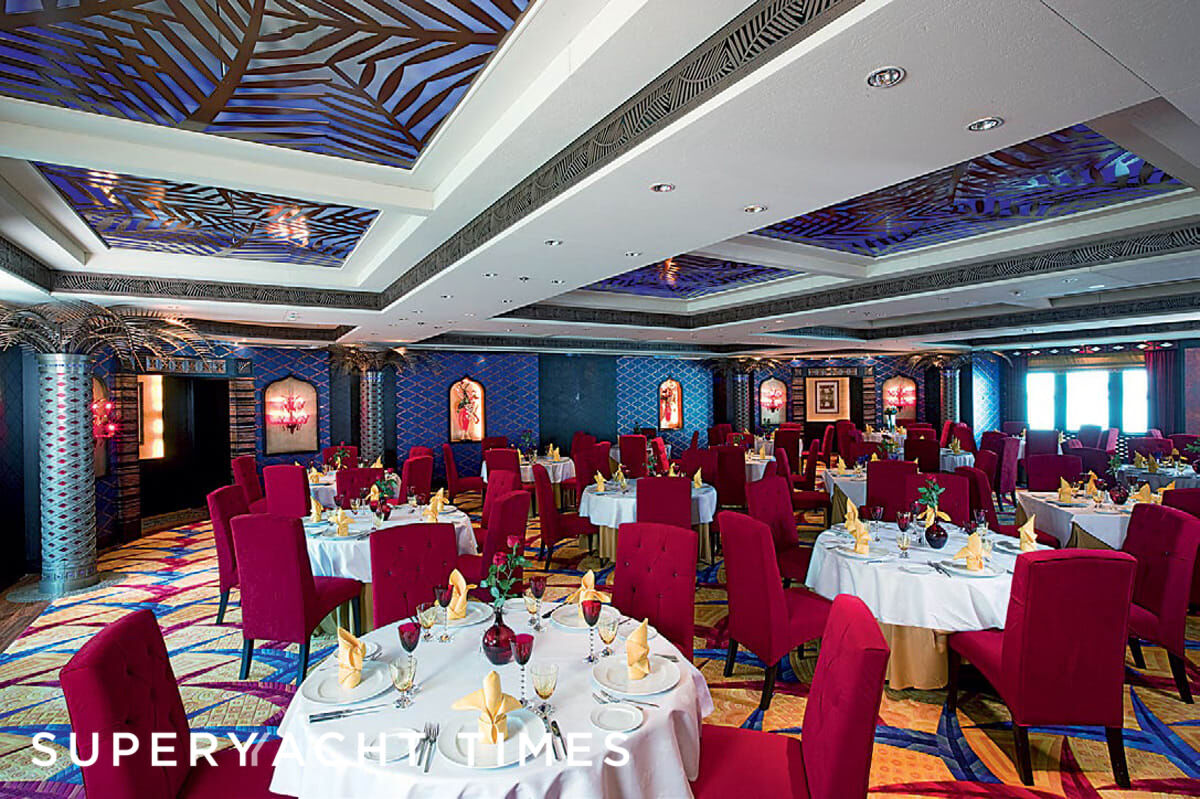 Dubai yacht dining
