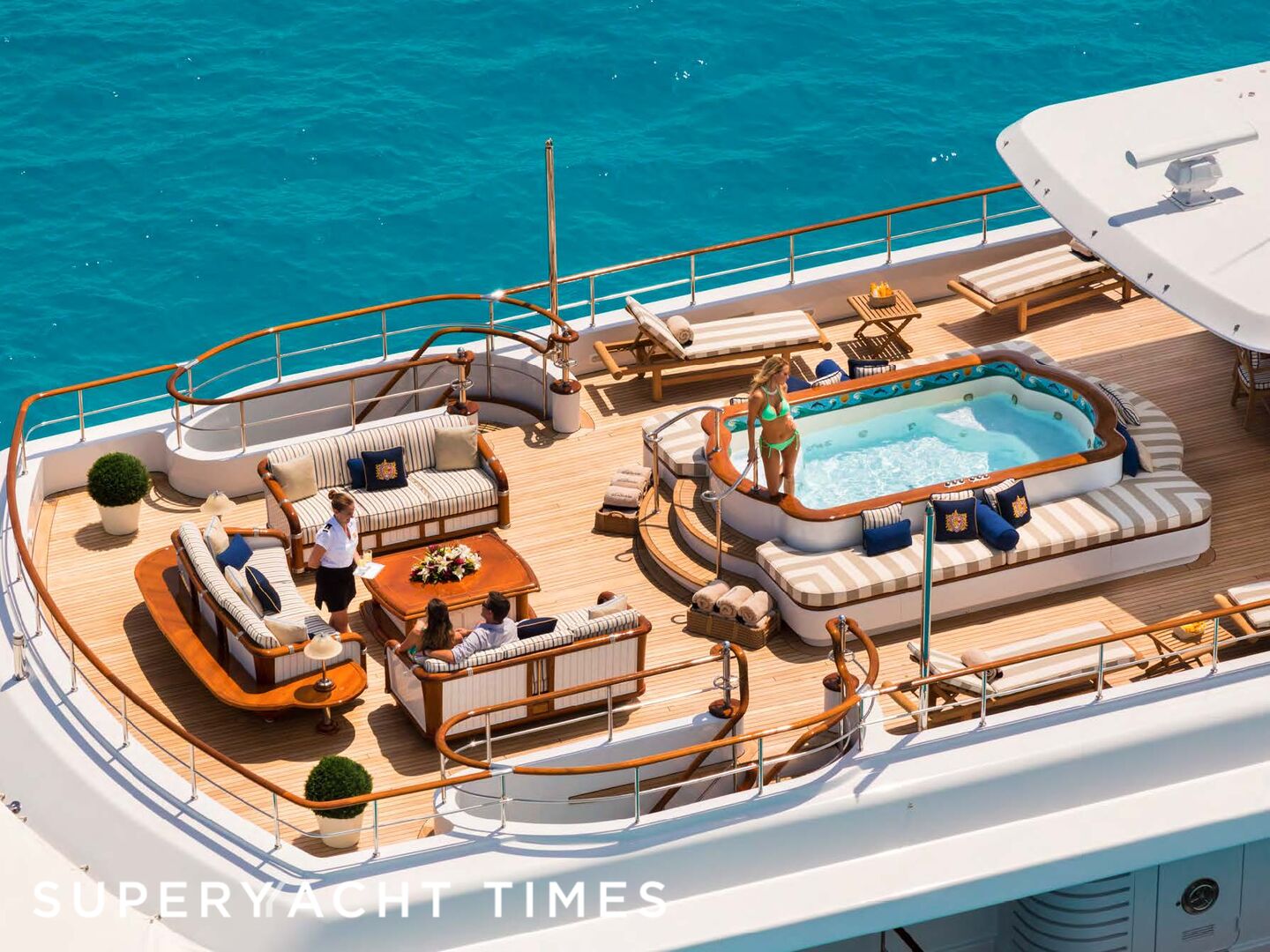 ⤵️しました❗微笑ましい姿の　カリン　ノーム　CAIRN 　ボート Onboard 61m CRN superyacht Katharine showcasing a chateau-inspired