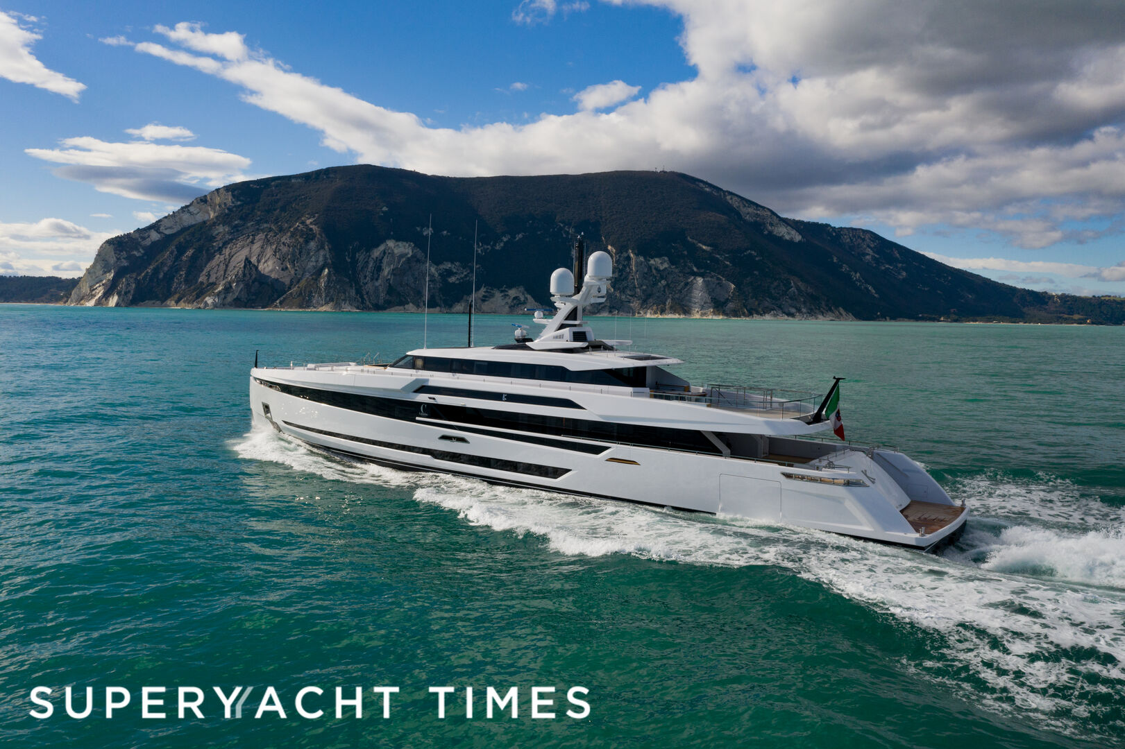 K2 yacht cruising