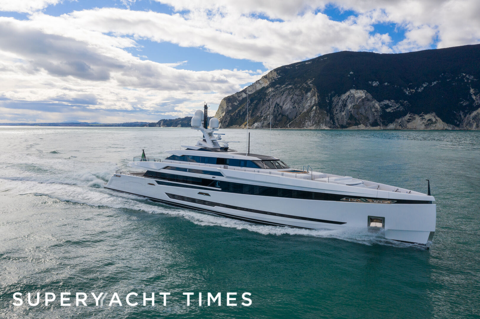 K2 yacht cruising