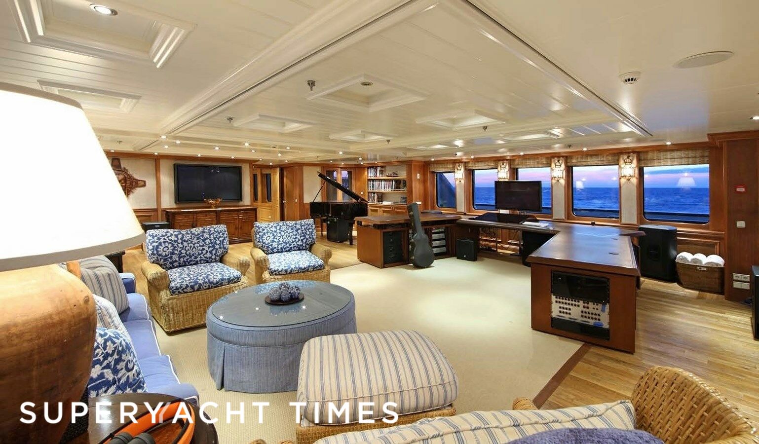 Tatoosh yacht saloon