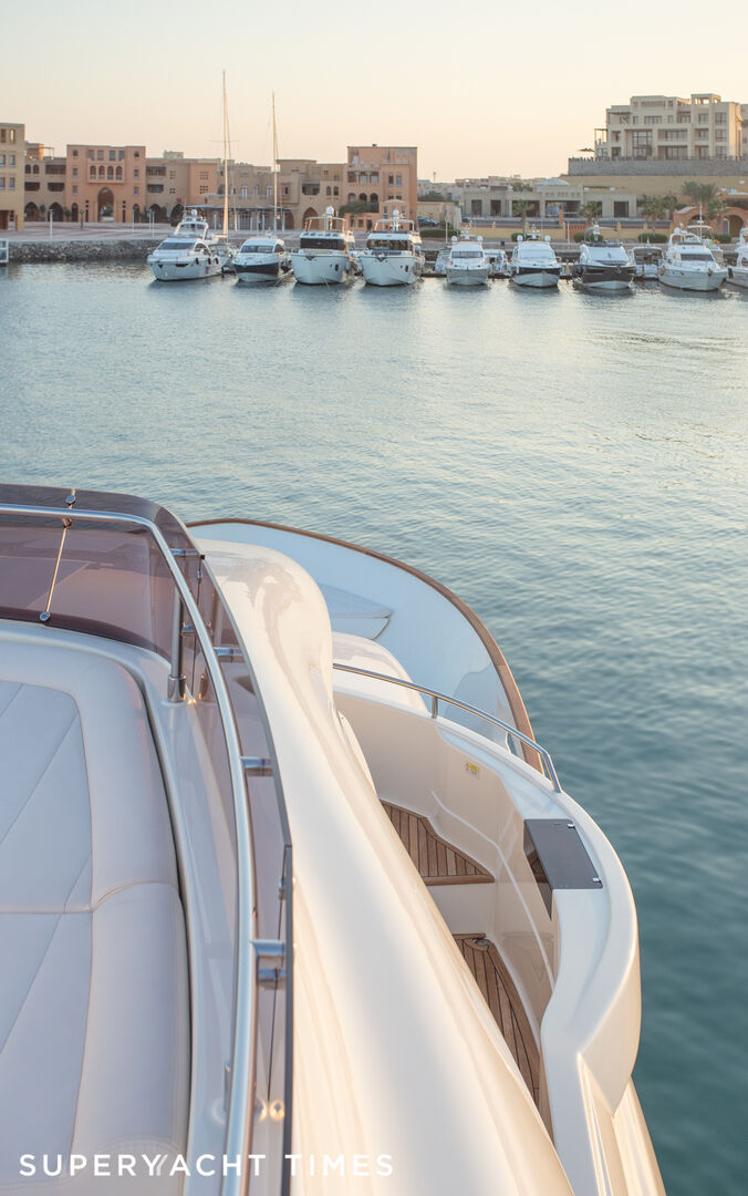 Mira yacht sidedeck