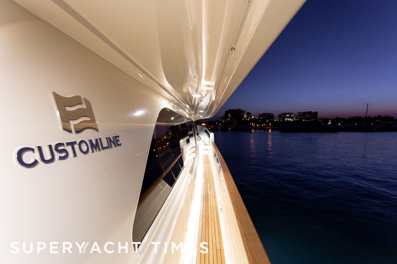 Mira yacht sidedeck
