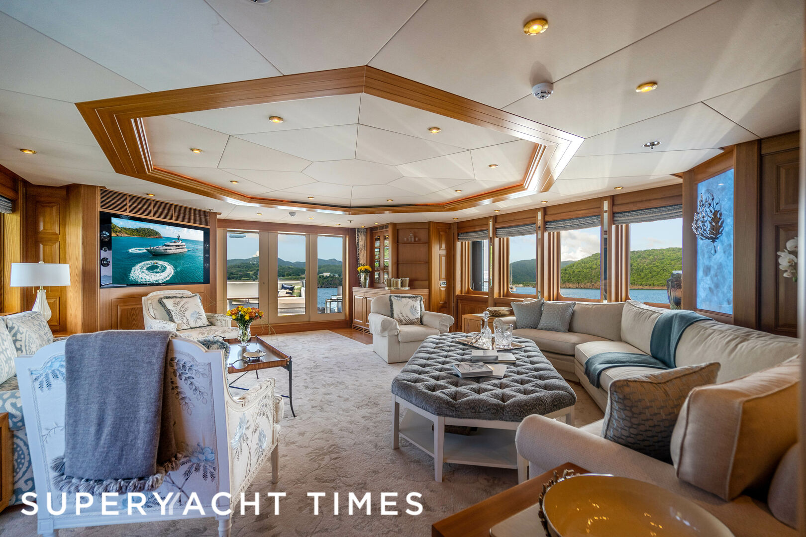 Vibrance yacht main salon