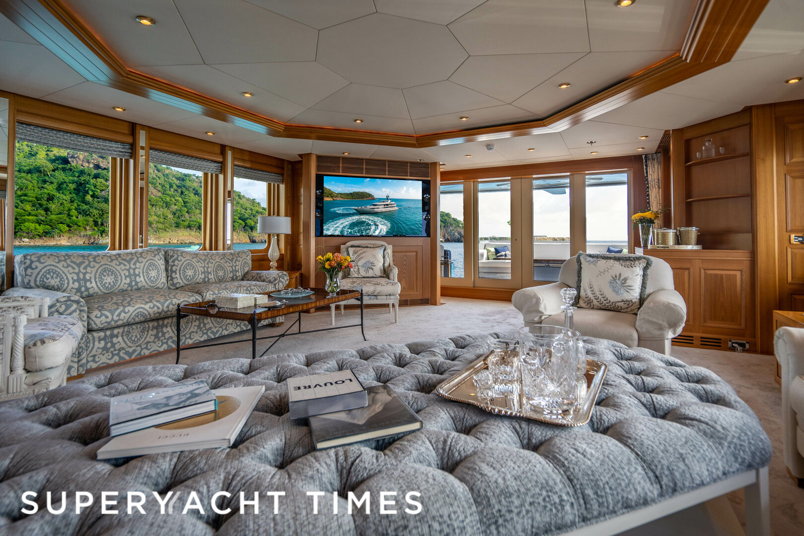 Vibrance yacht main salon