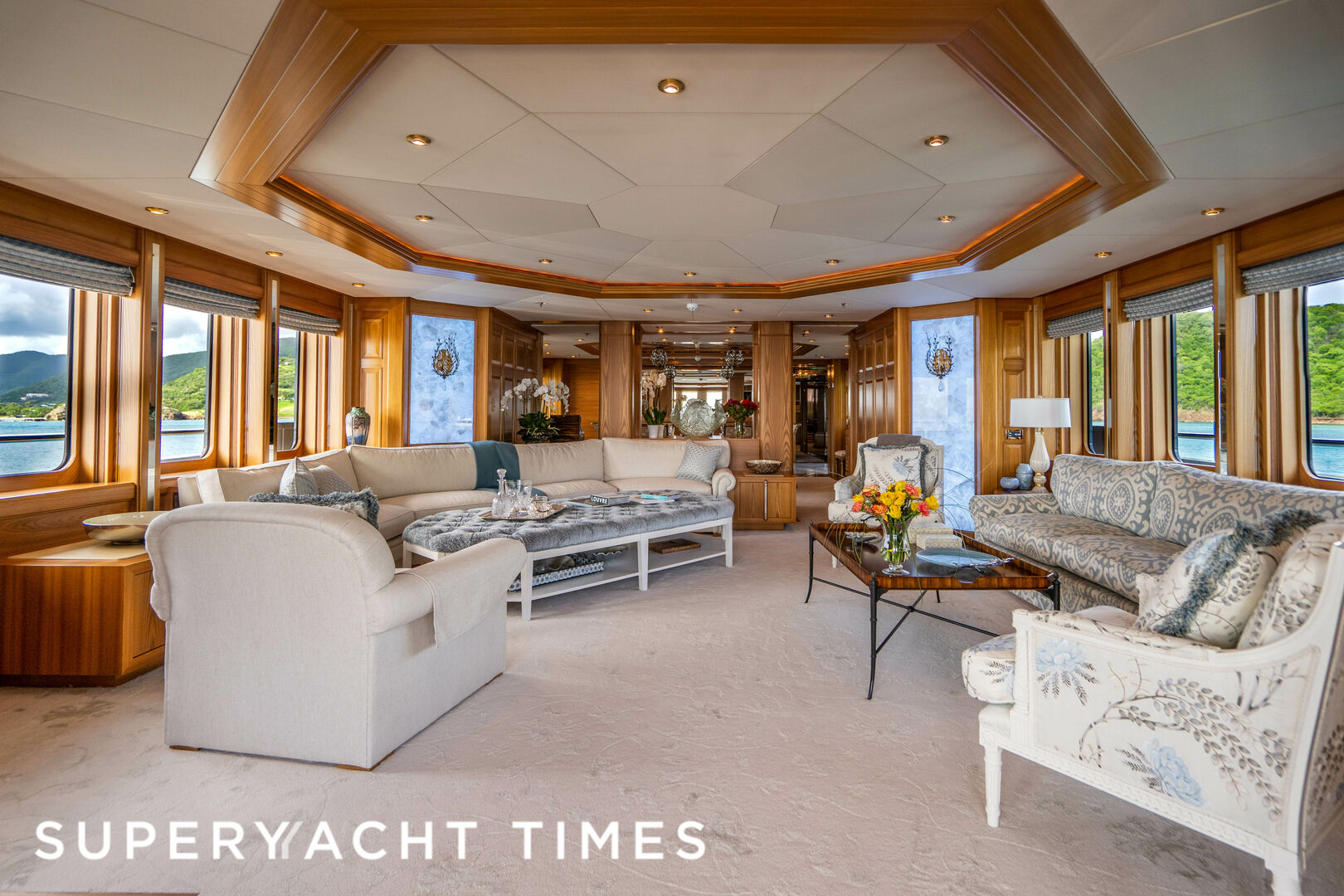Vibrance yacht main salon
