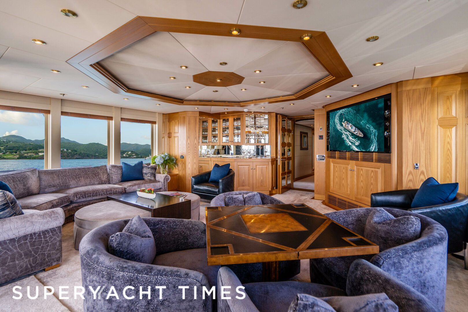 Vibrance yacht skylounge