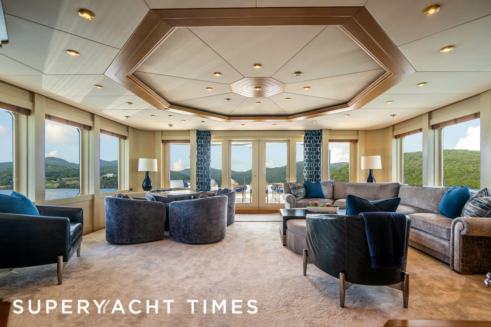 Vibrance yacht skylounge
