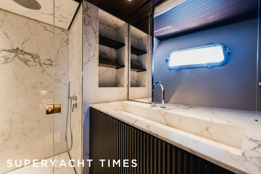 Zazzazu II yacht bathroom