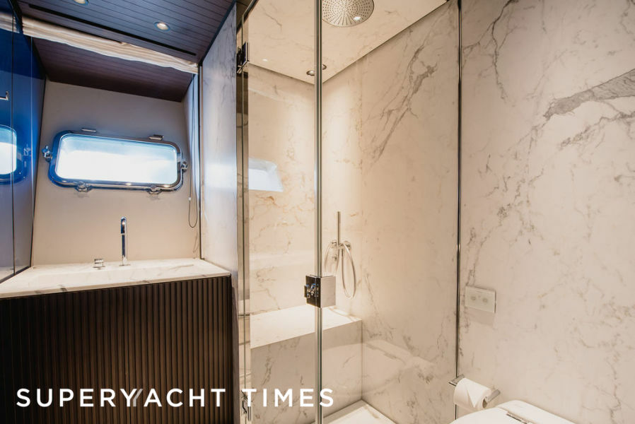 Zazzazu II yacht bathroom