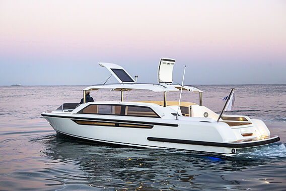 Vikal SP Range - 8.1m Limousine thumbnail