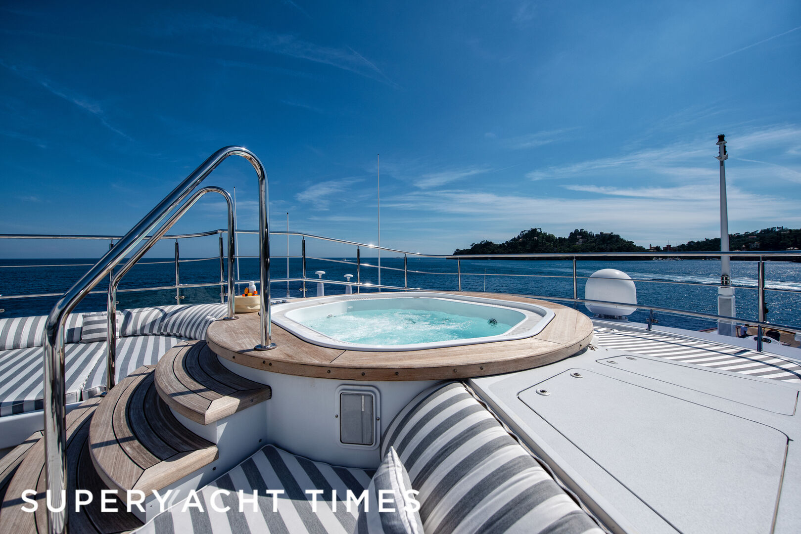 Sokar yacht jacuzzi