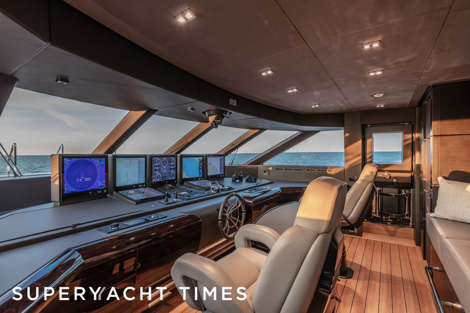 K2 yacht bridge 