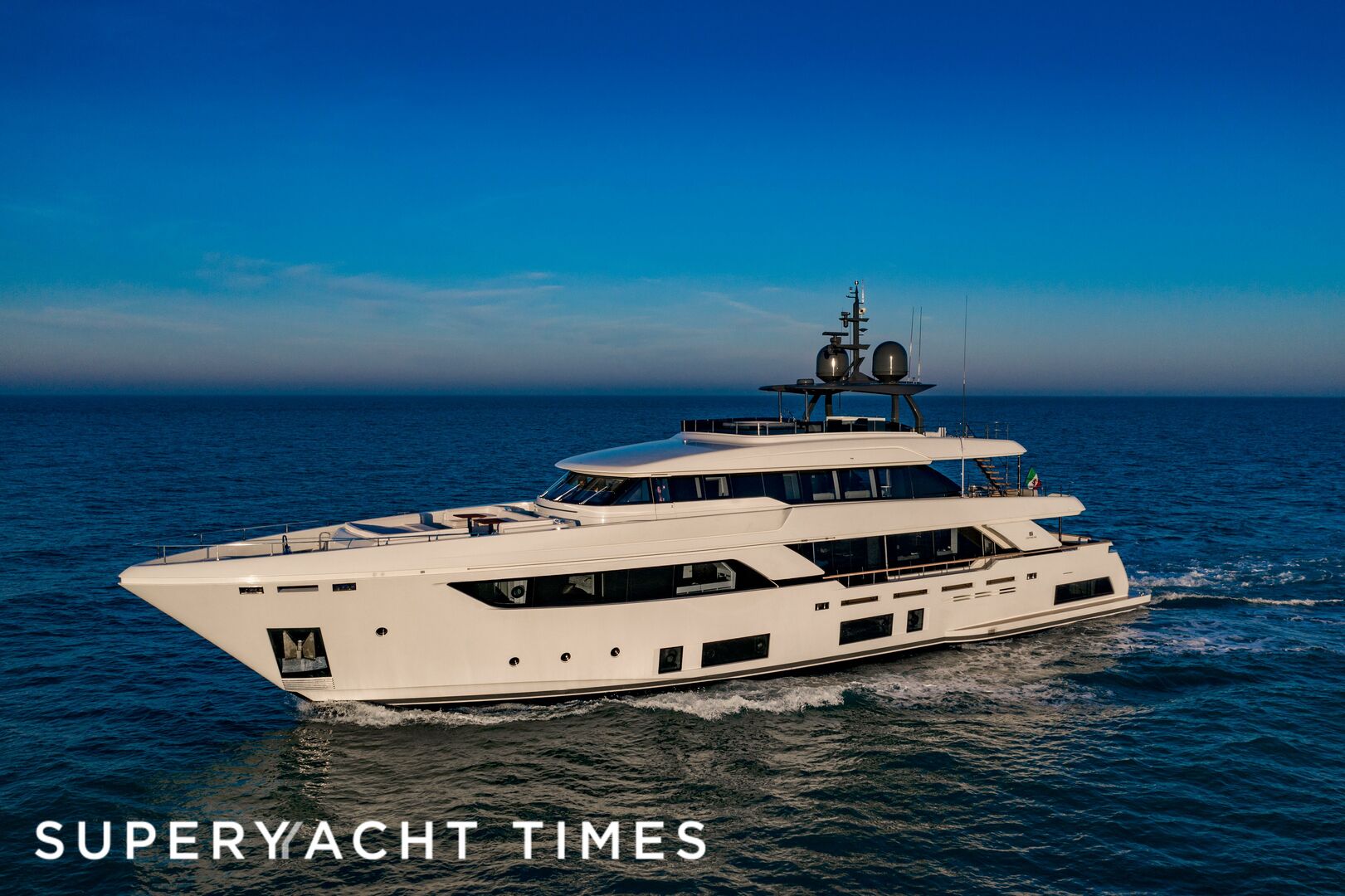 Marea yacht cruising