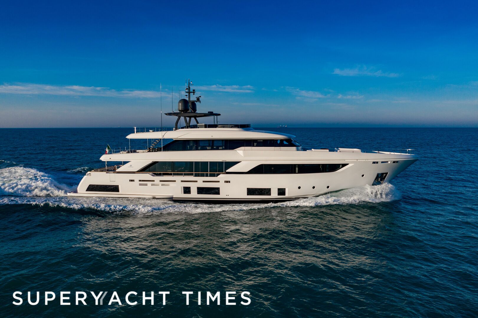 Marea yacht cruising
