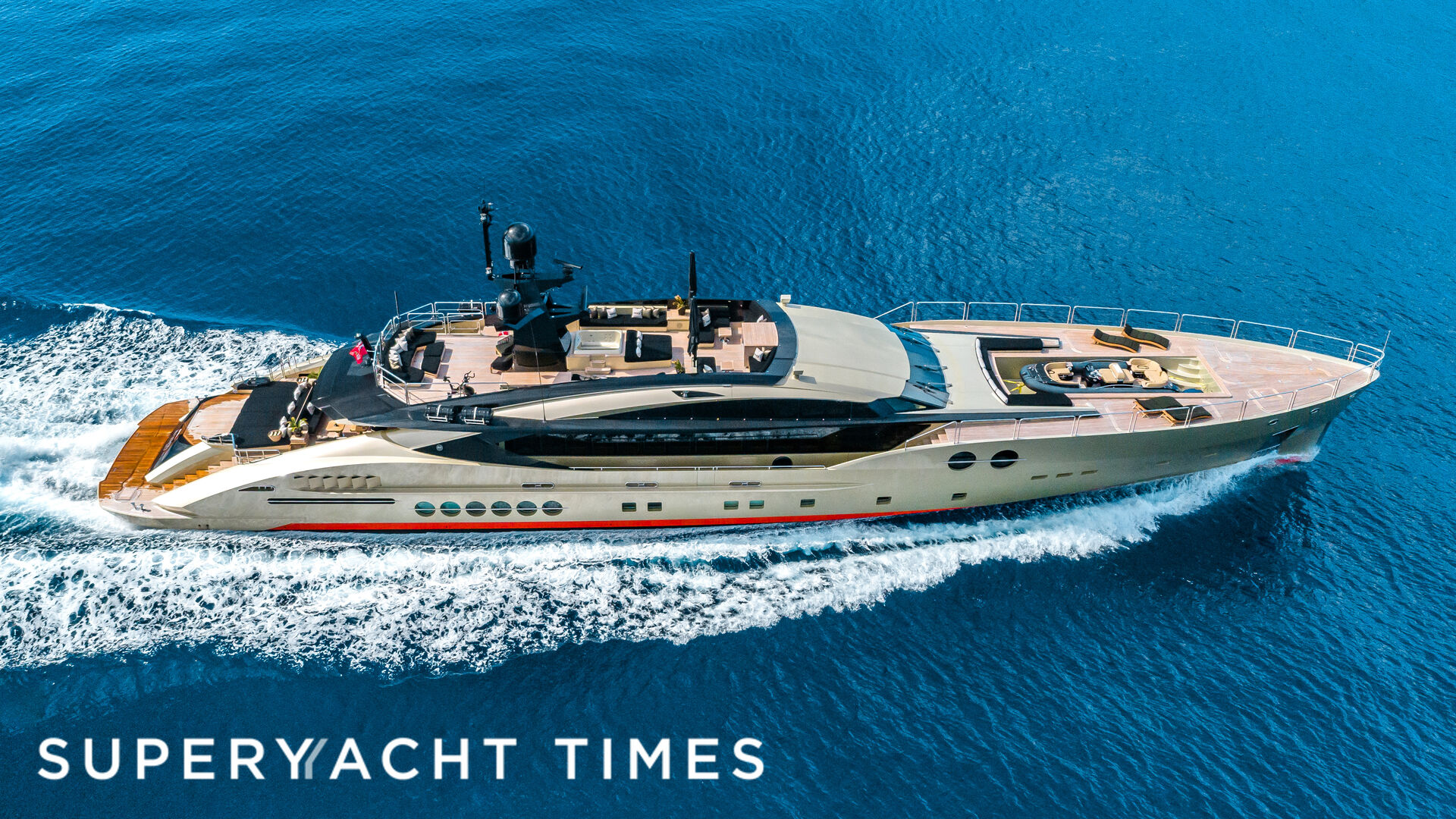 DB9 yacht cruising
