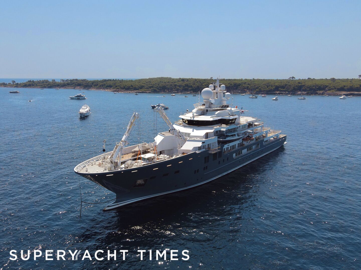 Andromeda yacht anchored in the Lerins Islands 