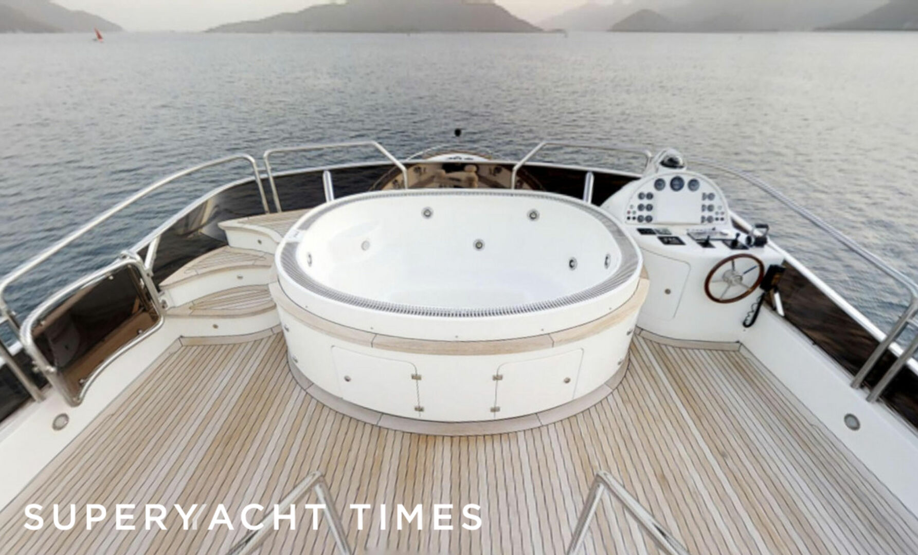 Escape S yacht jacuzzi