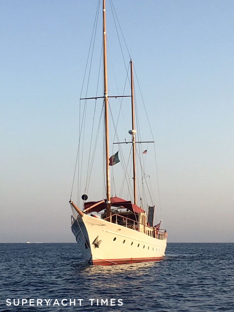 La Vagabunda yacht anchored