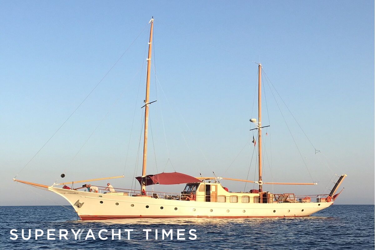 La Vagabunda yacht anchored
