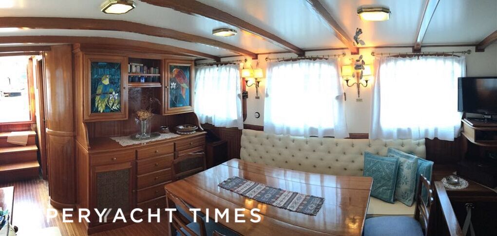 La Vagabunda yacht saloon