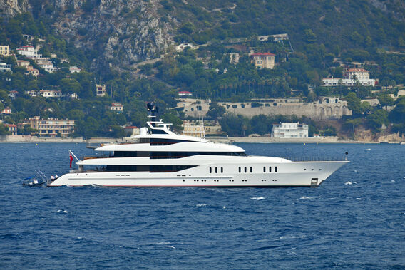 Hampshire yacht anchored in Eze-sur-Mer