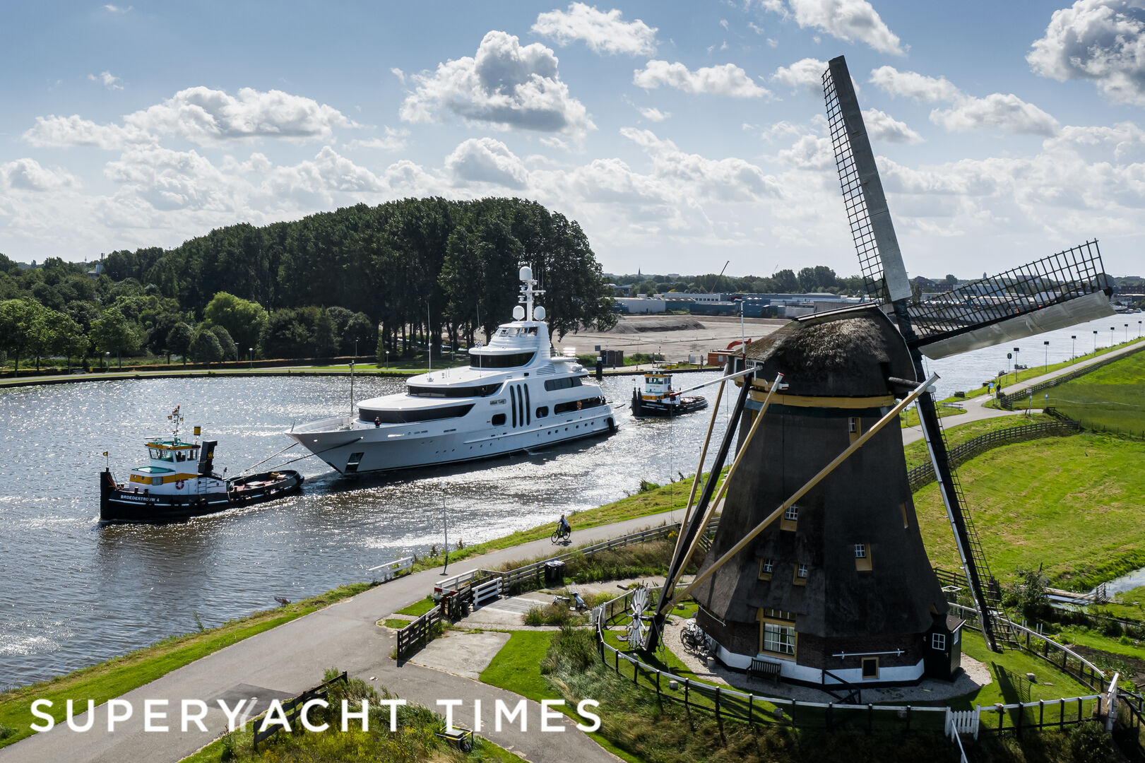 Gallant Lady yacht arriving for refit