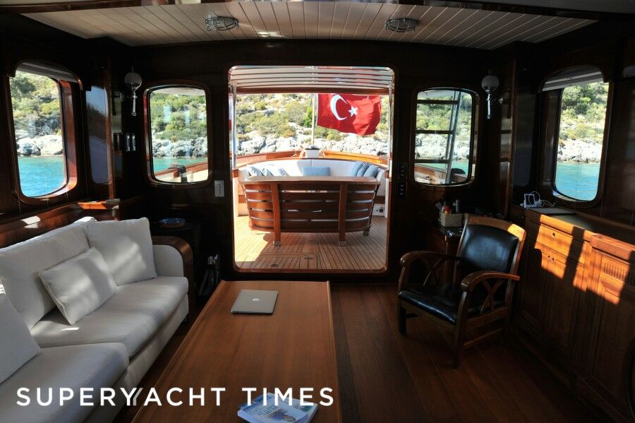 Larimar yacht interior saloon