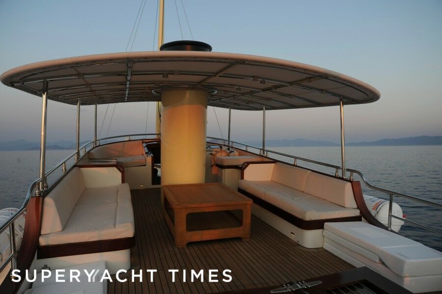Larimar yacht upper deck