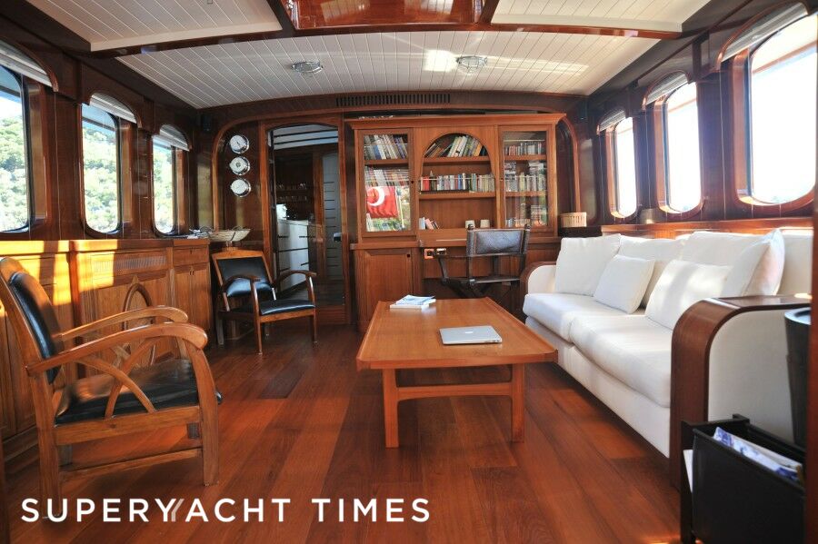 Larimar yacht interior saloon
