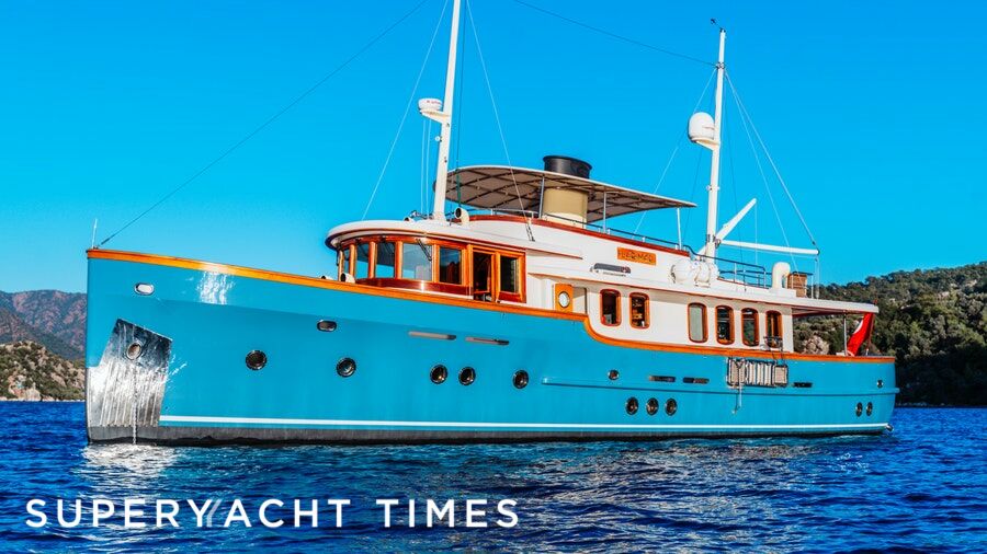 Larimar yacht anchored