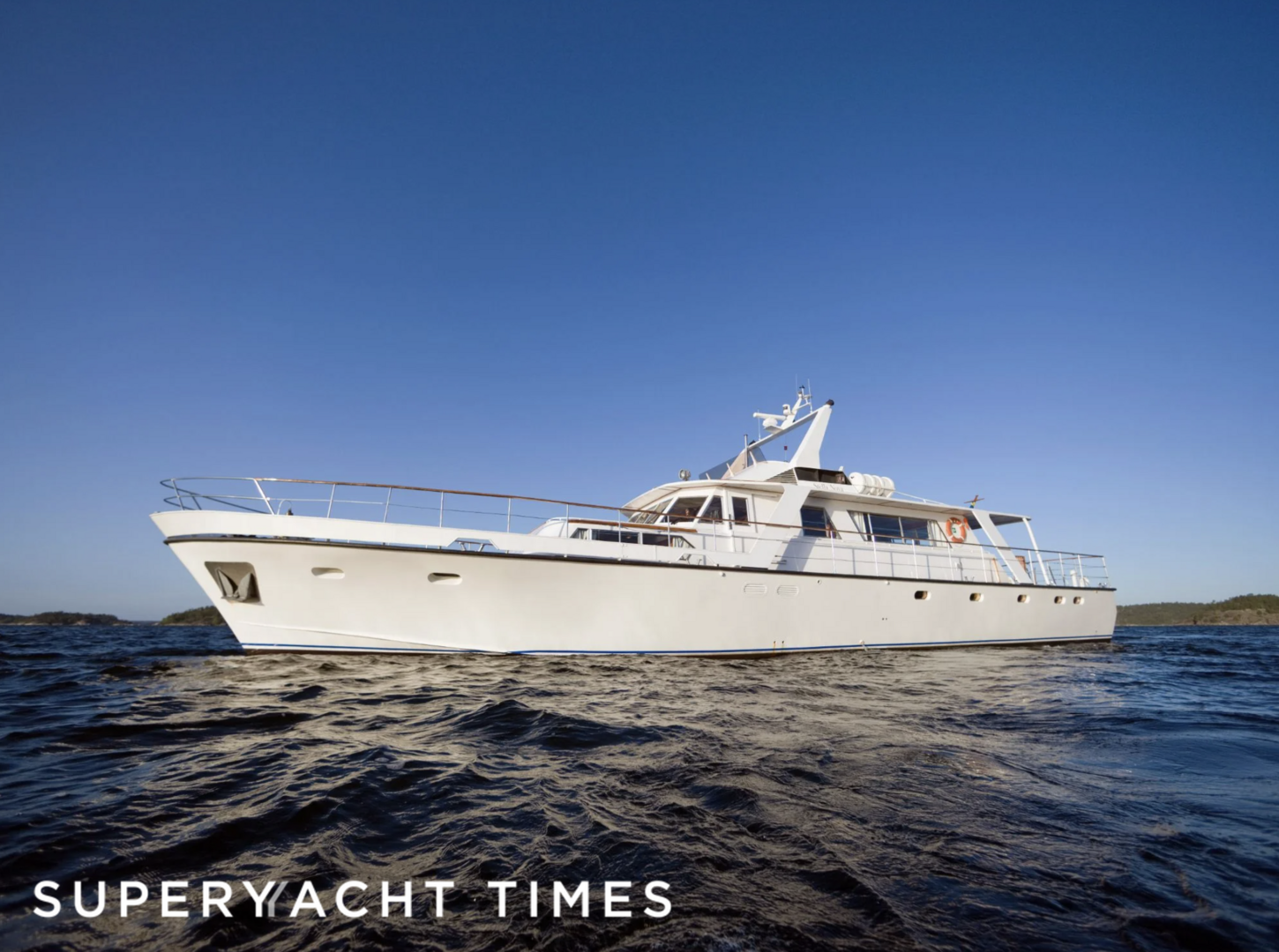 Stella Nova yacht anchored 
