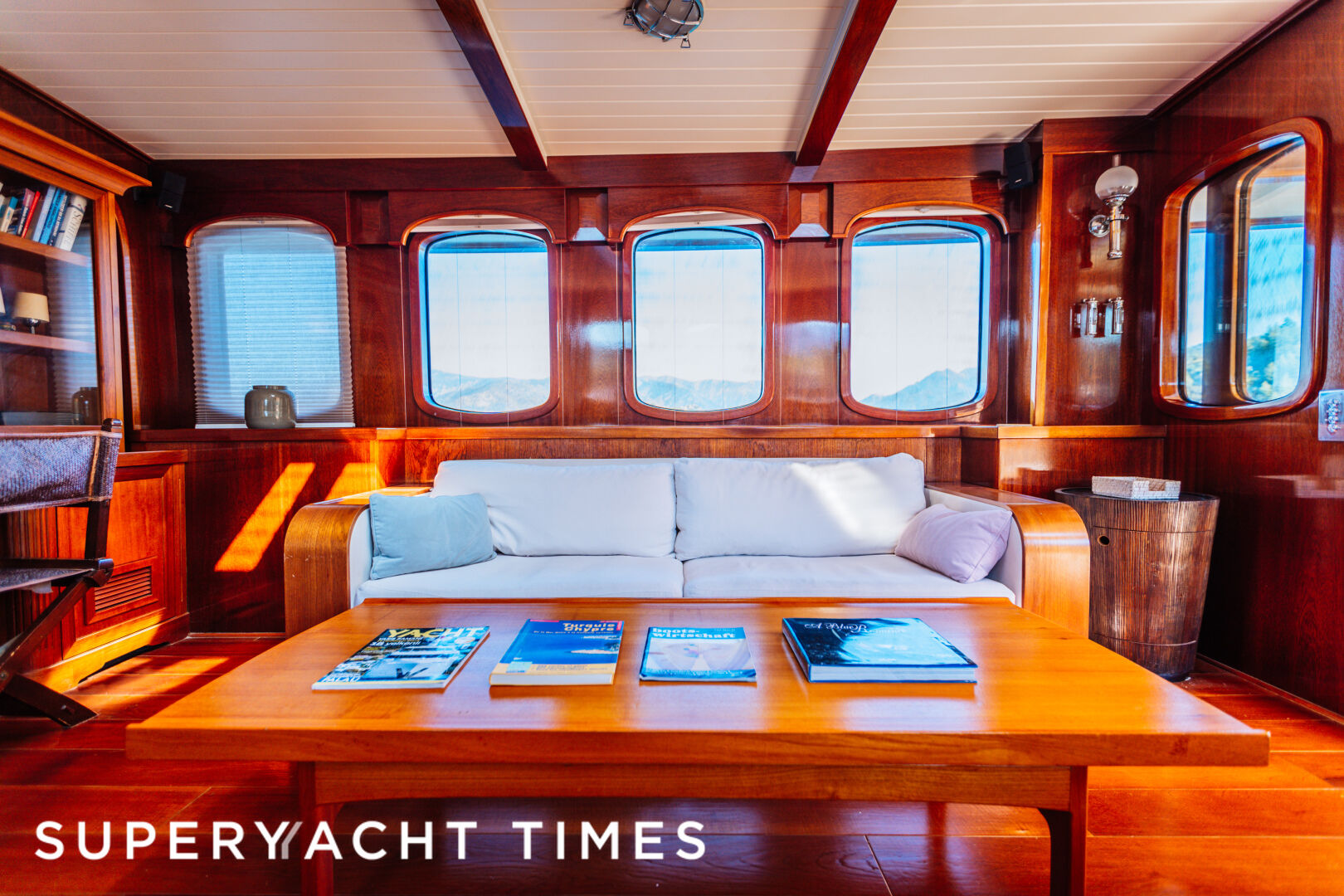 Larimar yacht saloon