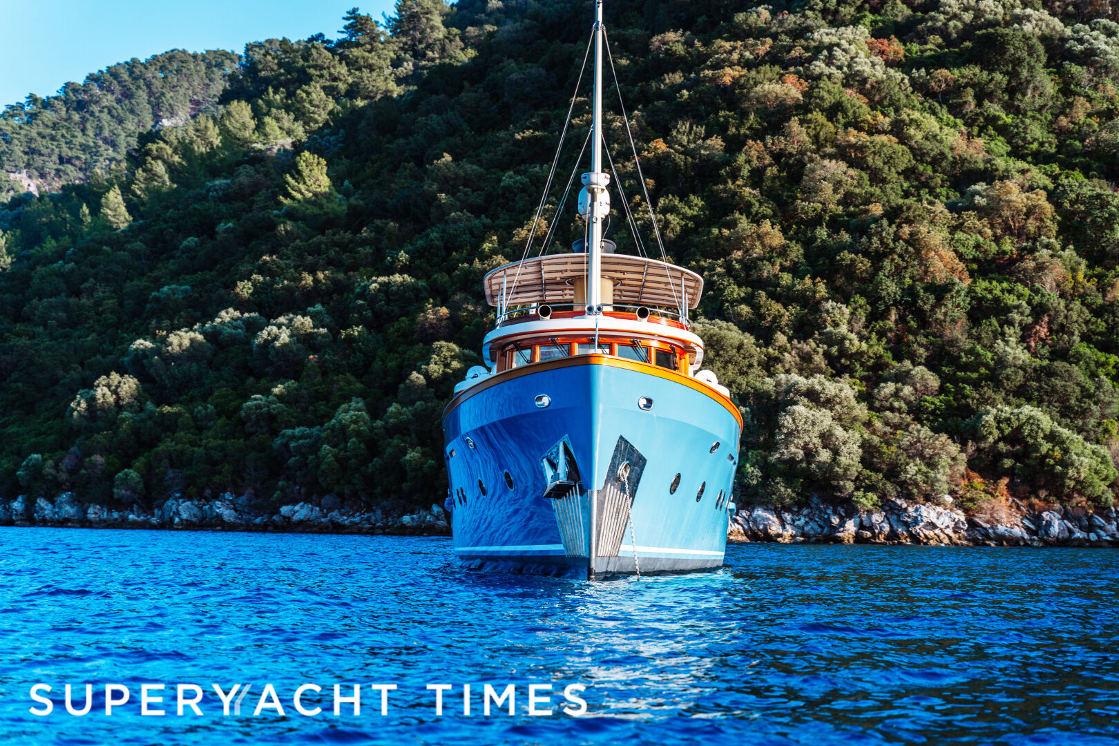 Larimar yacht anchored 