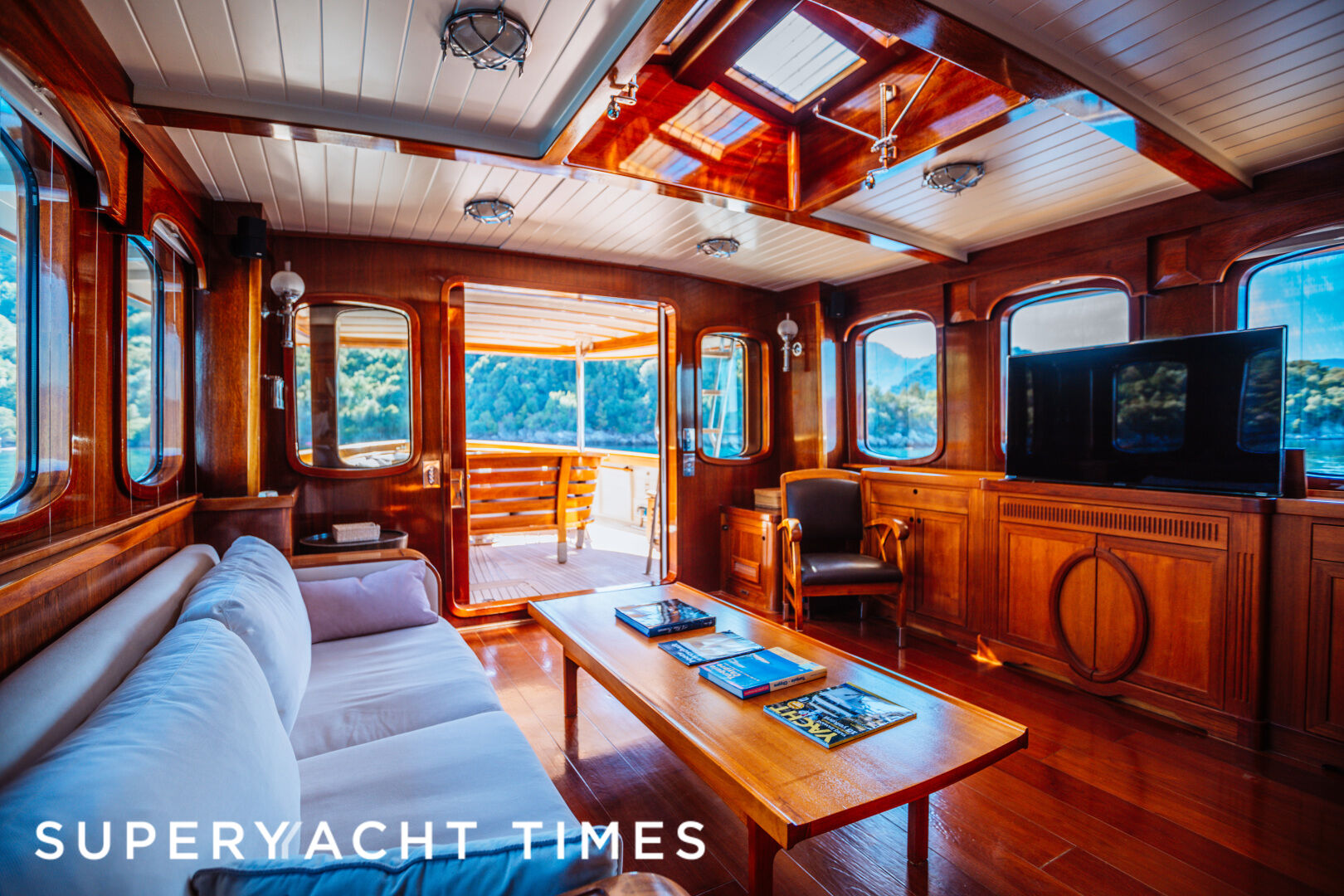 Larimar yacht saloon
